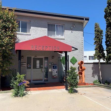 Crest Motor Inn Queanbeyan Exterior photo