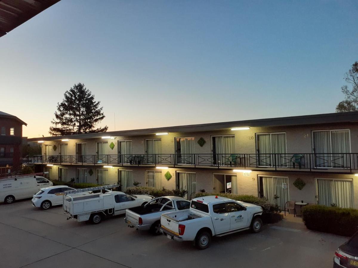 Crest Motor Inn Queanbeyan Exterior photo