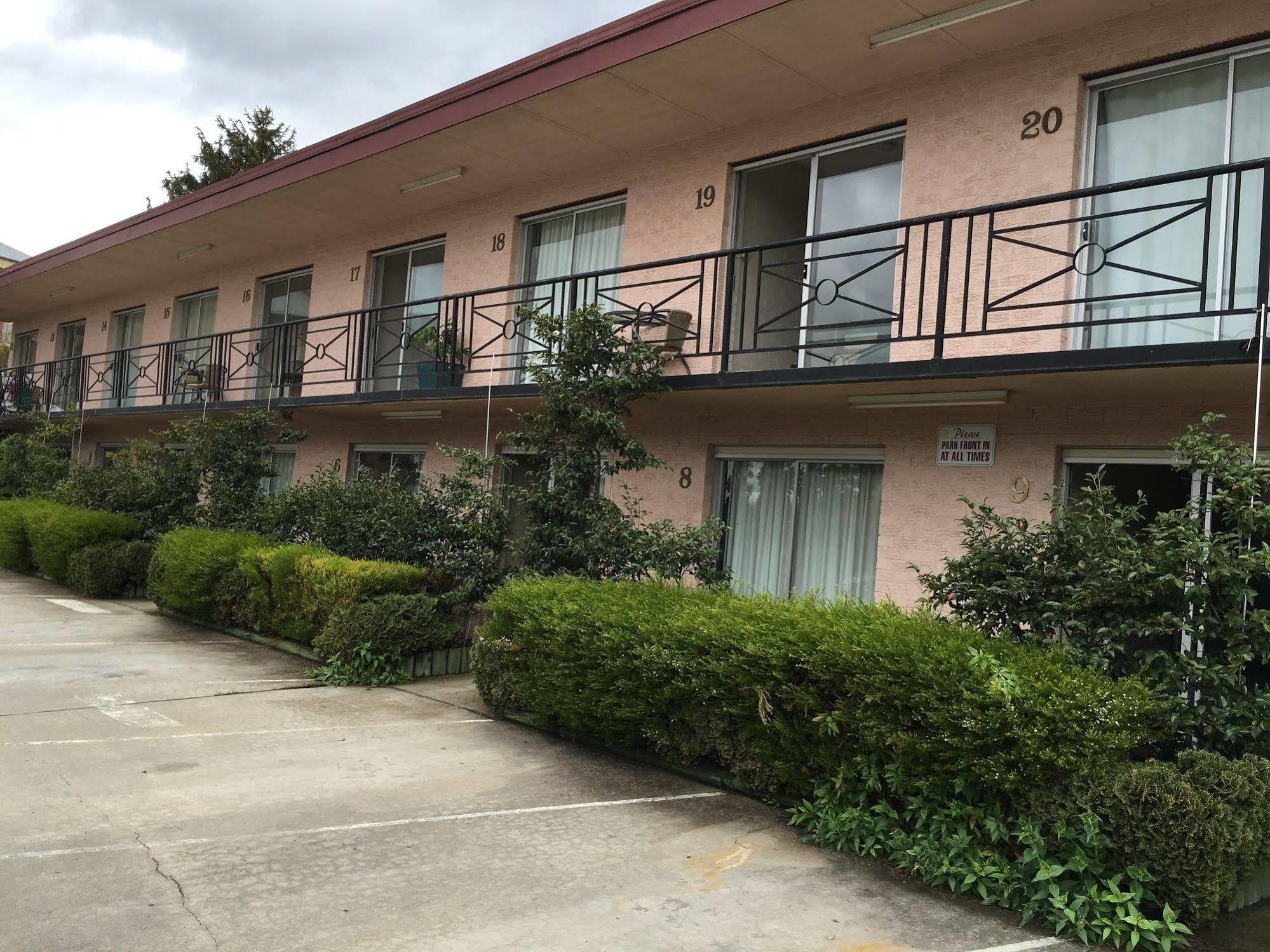 Crest Motor Inn Queanbeyan Exterior photo