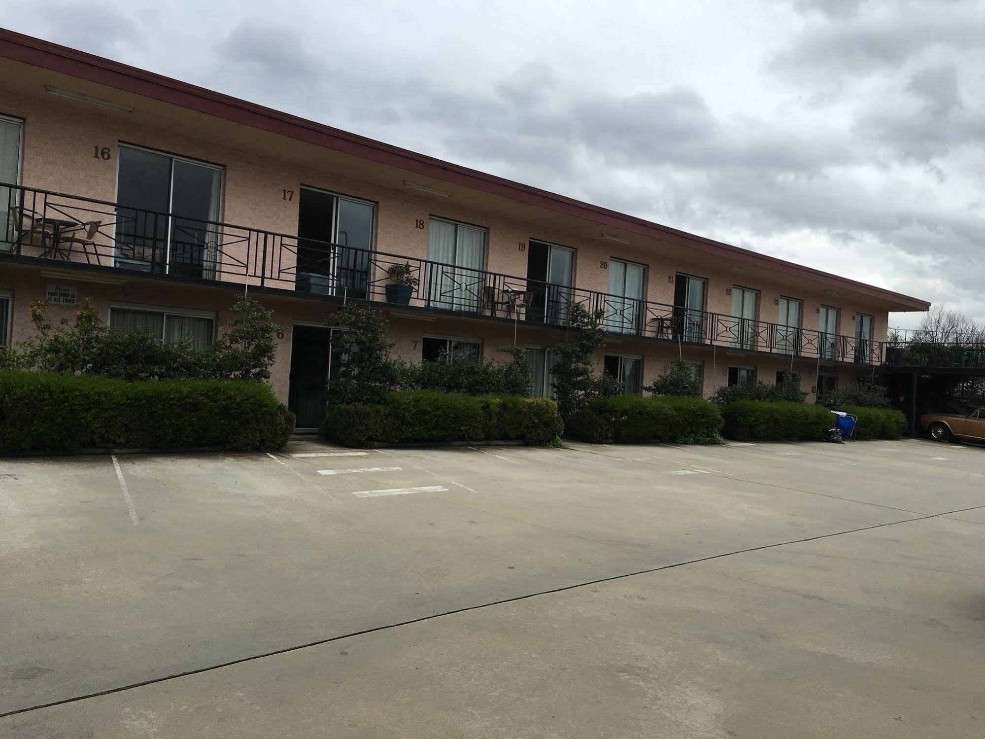 Crest Motor Inn Queanbeyan Exterior photo